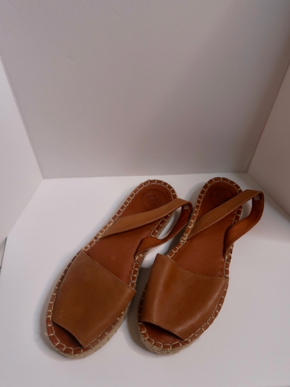 Leather flat sandals